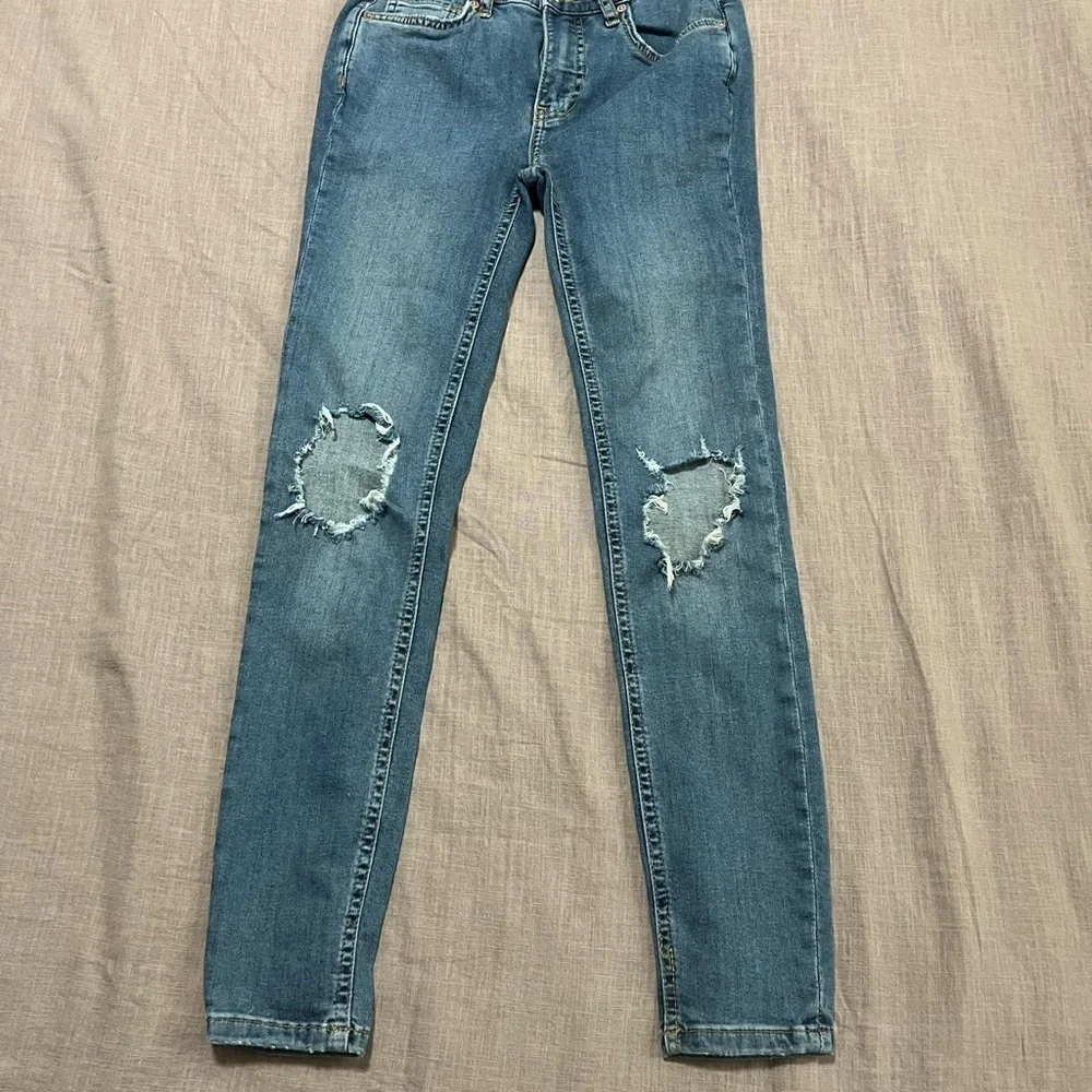 Free People Busted Knee Distressed Straight Leg Jeans Size 24 Great Condittion